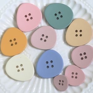Triangle resin buttons with matte finish, four-hole colored sew-on buttons in white, apricot, pink, yellow, green and blue for coats, cardigans and clothing
