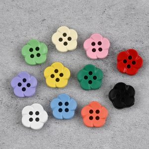 Colorful flower buttons in purple, blue, green, pink, yellow, red, white, cream, black and brown, 4-hole resin buttons for coats, knitwear and DIY sewing