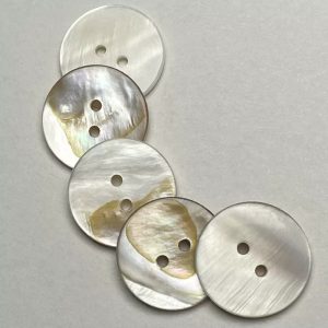 Natural white mother-of-pearl shell buttons with a 2-hole design and pearly luster, for coats, shirts, blouses and DIY sewing