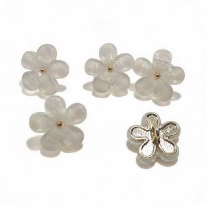 Close-up of cherry blossom flower buttons with white petals and a gold-tone metal center, 15mm floral sew-on buttons