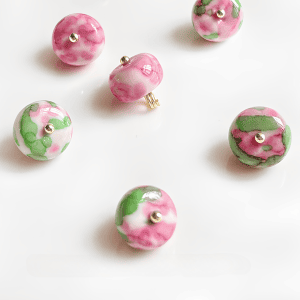 Red rose buttons in natural rose-red stone with a pink, red and green pattern on a gold-tone shank, approx. 10mm